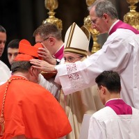 'Cardenal' apóstata elegido por Bergoglio,  promueve la homosexualidad en la catedral de Newark.