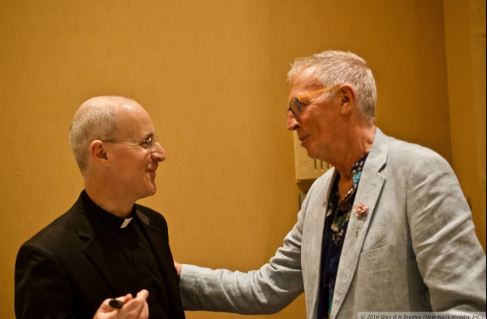 james martin y alumno gay de Bergoglio activista gay