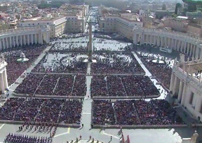 fieles huyen de las herejias de Bergoglio en pascua