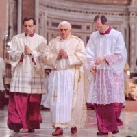 Bergoglio se burla del arte litúrgico romano y humilla a los sacerdotes sicilianos